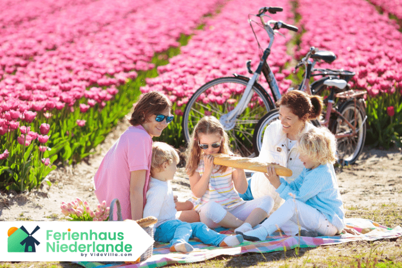 Familie mit Kindern am Strand in Holland bei sonnigem Wetter