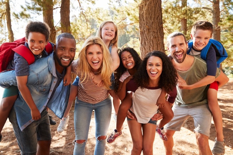 Mit einer größeren Freundesgruppe in eine Gruppenunterkunft.